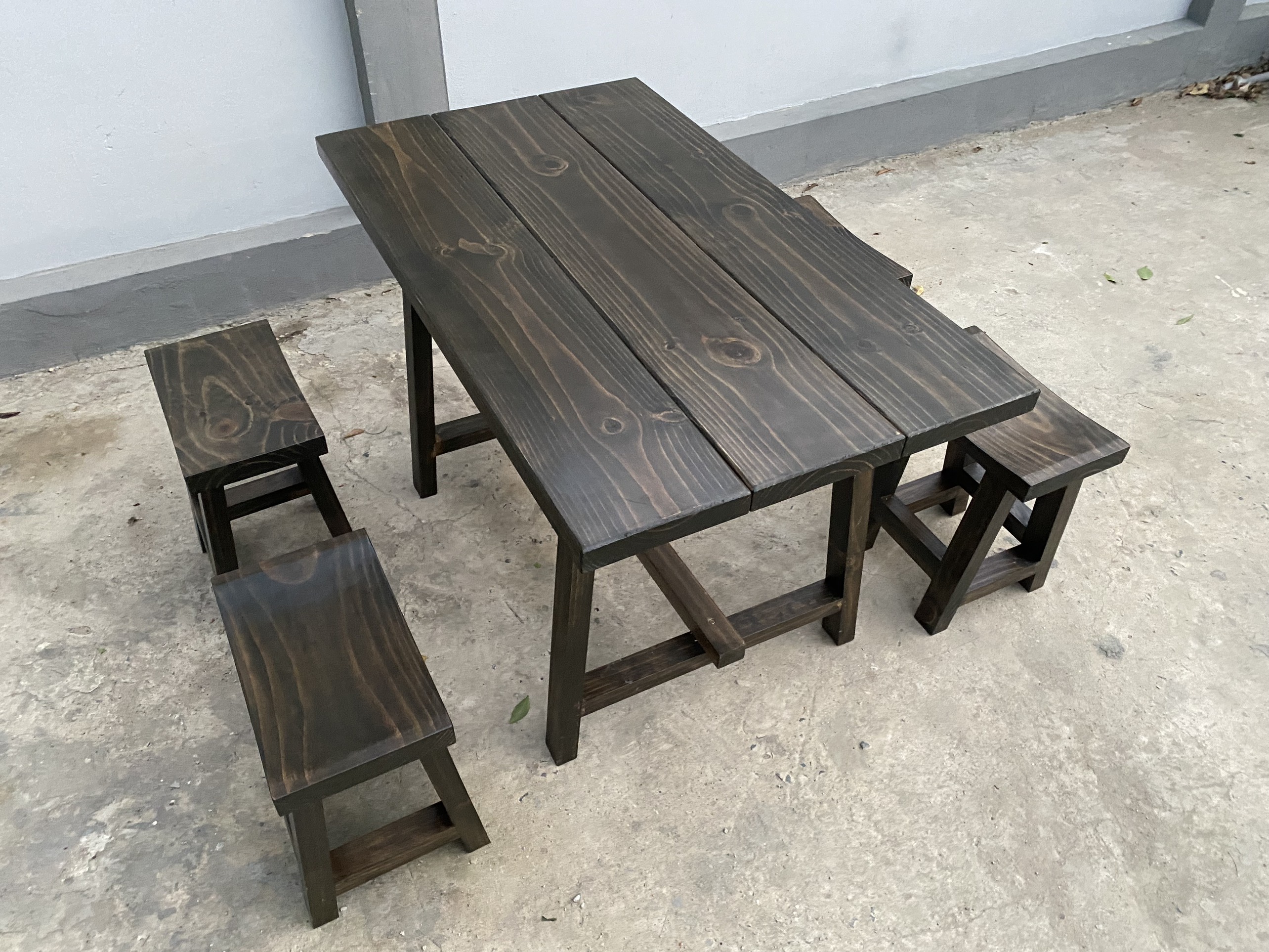 Bộ bàn ghế gỗ thông vintage 1m2 cho nhà hàng quán ăn, 4 ghế đôn mặt lõm, bền đẹp – Giá tốt