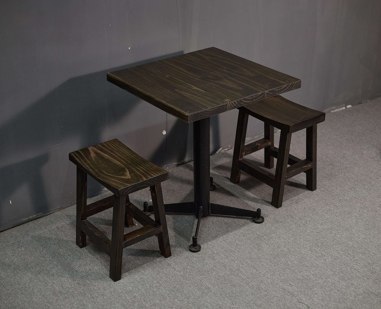 Bộ Bàn Vuông 60cm Chân Sắt + 2 Ghế Đôn – Giải Pháp Gọn Cho Quán Ăn 2 Người