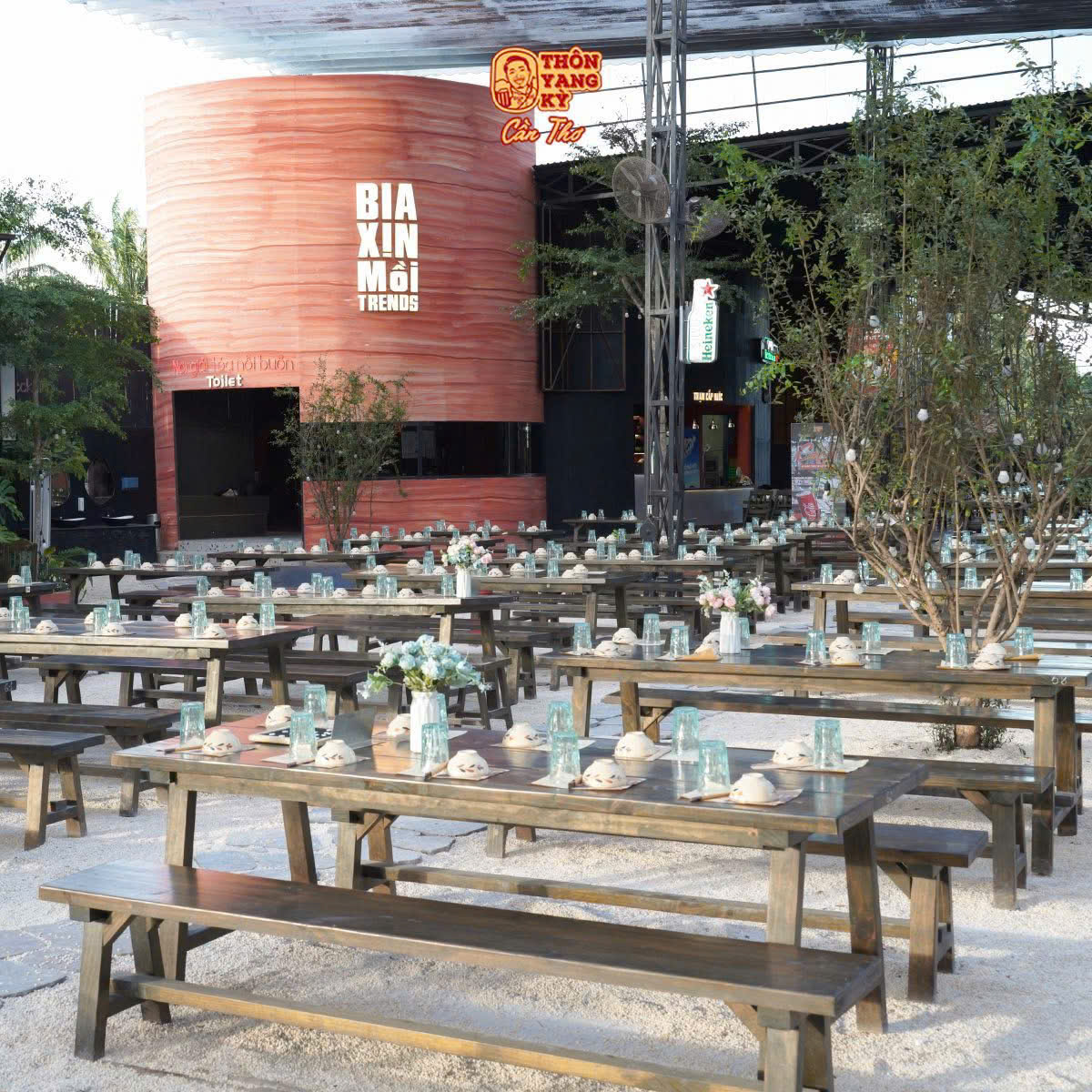 Bộ Bàn Gỗ Thông 1m8 Kèm 2 Băng Ghế – Lựa Chọn Cho Quán Ăn