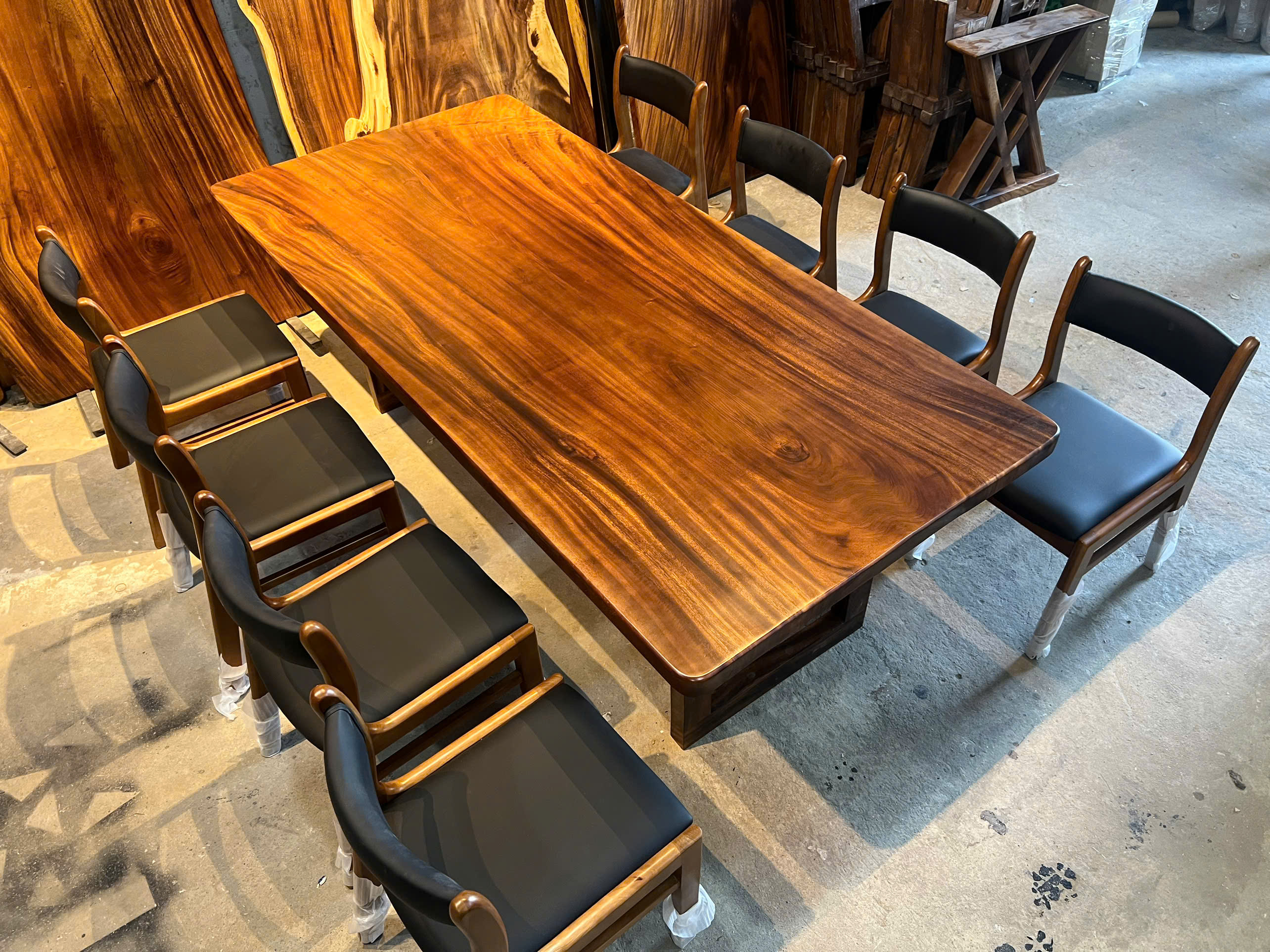 Bàn Gỗ Me Tây Phong Cách Hiện Đại– Tinh Tế Từng Đường Vân