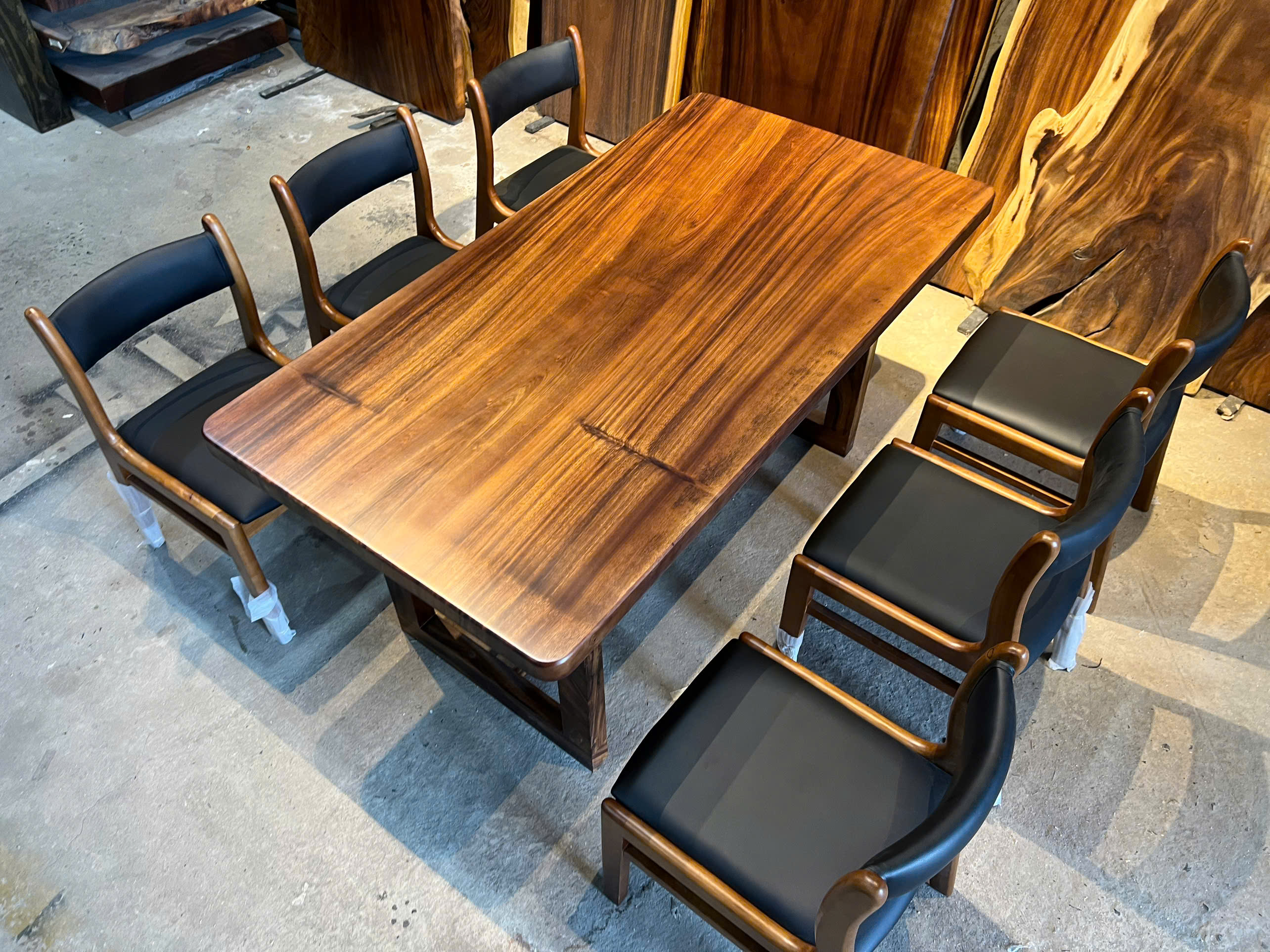 Bàn Gỗ Me Tây Nguyên Tấm Cho Nhà Hàng – Sang Trọng & Bền Bỉ