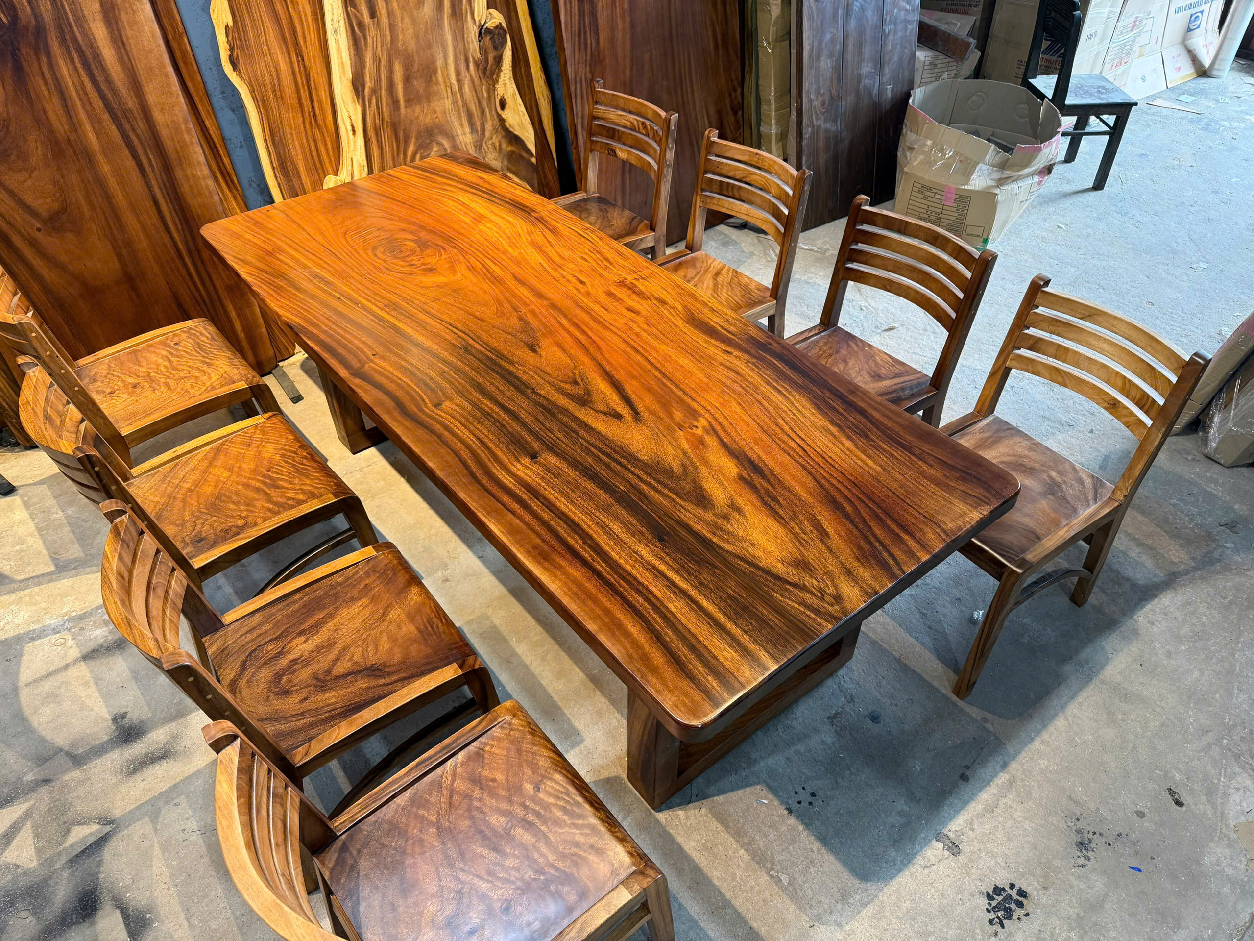 Bàn Gỗ Me Tây Nguyên Khối Dài 2m25 – Tinh Hoa Gỗ Tự Nhiên