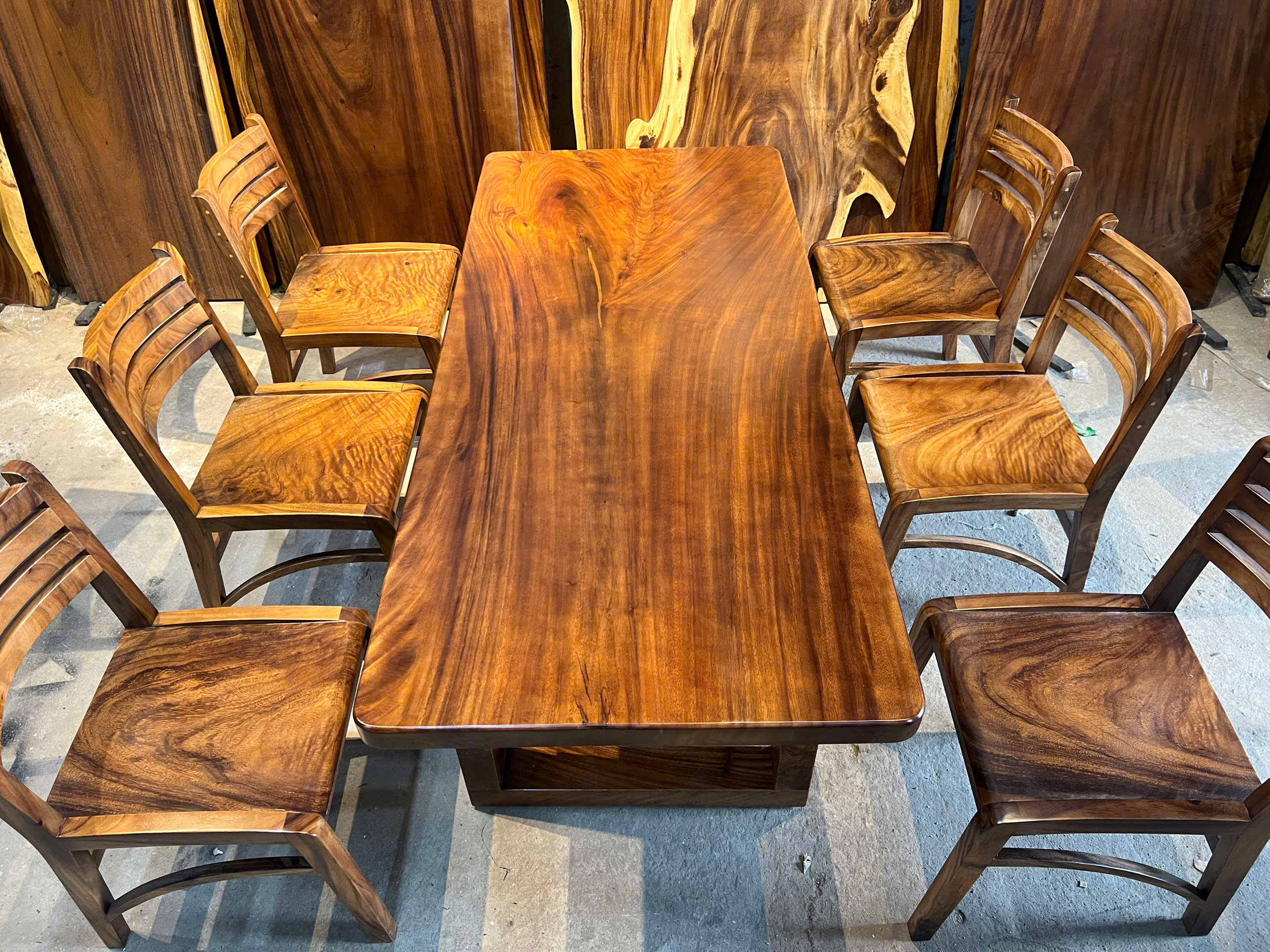 Bàn Gỗ Me Tây Vân Đẹp Dài 1m8 – Tinh Tế Từng Đường Vân Gỗ