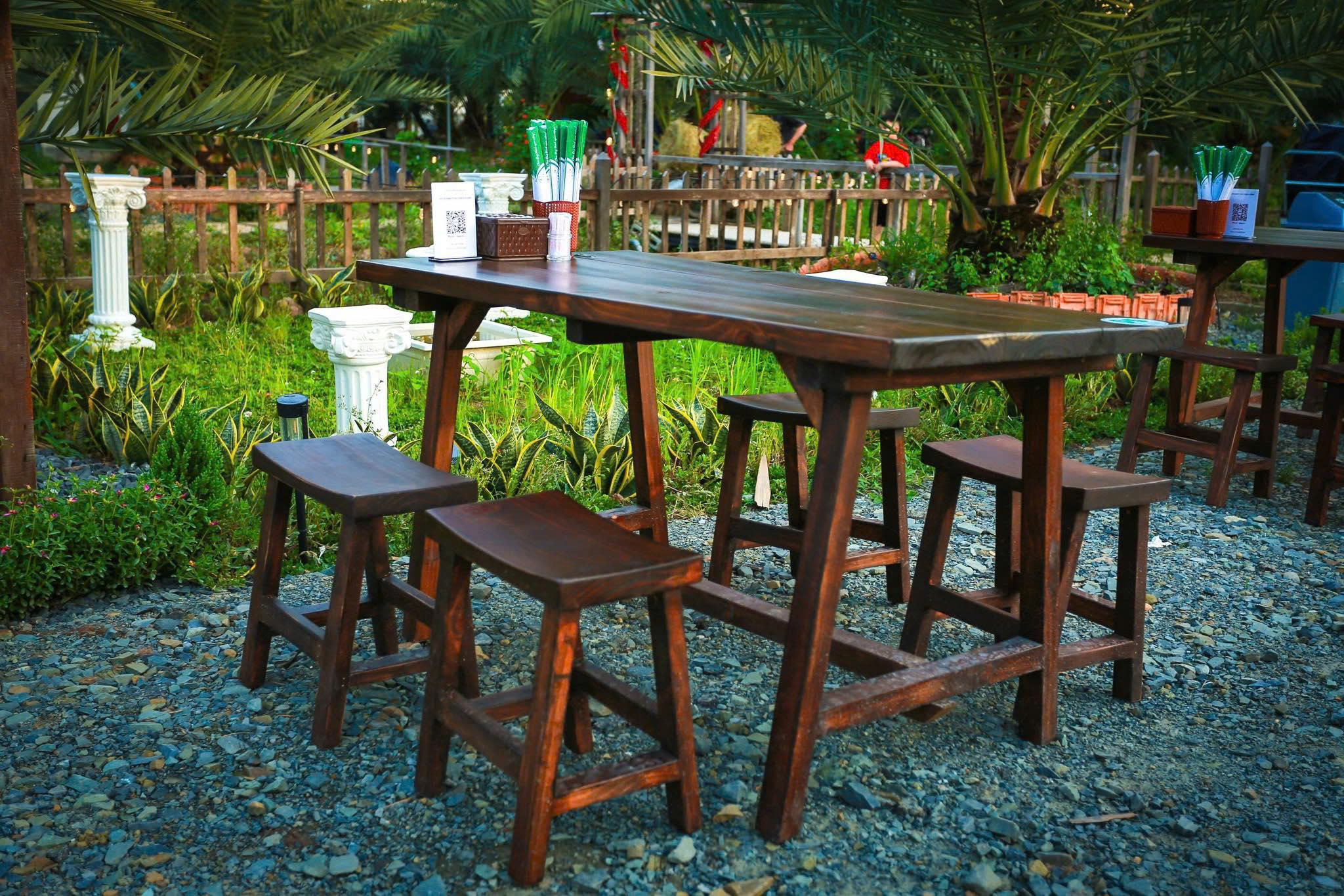 Bộ bàn gỗ thông 1m2 x 70cm + 4 ghế đôn – Gọn gàng, tiện lợi cho quán ăn