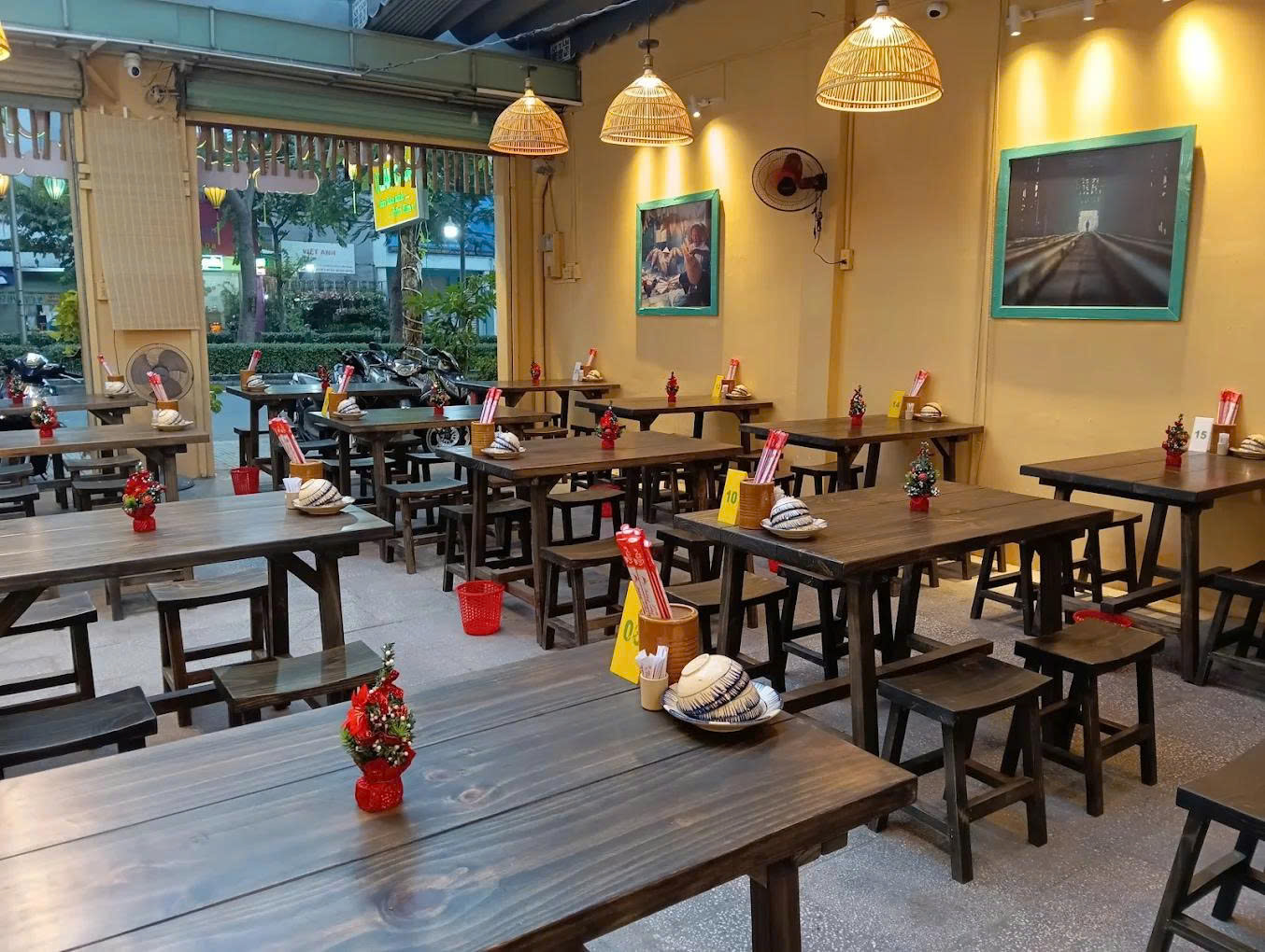 Bộ Bàn Gỗ Thông 1m4 Kèm 4 Ghế – Chuẩn Setup Quán Nhậu